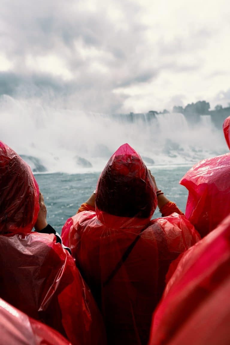 Bezoekers in poncho bij Niagara Falls