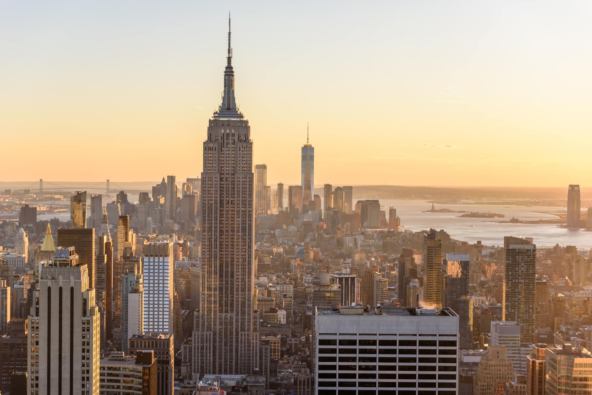 Empire State Building in New York City bij zonsondergang