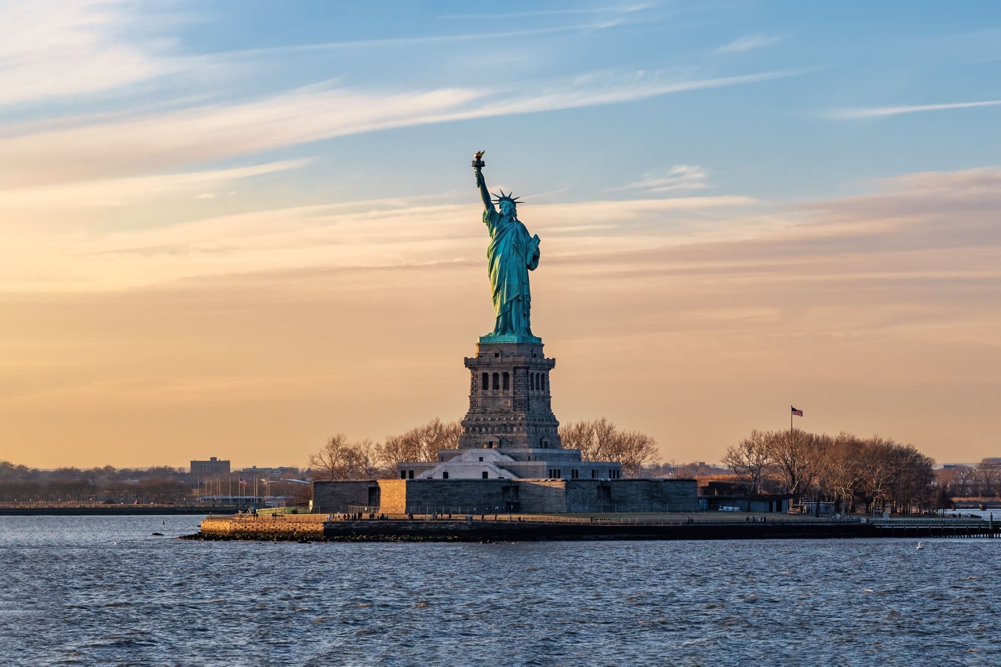 Vrijheidsbeeld in New York City bij zonsondergang highlights van amerika