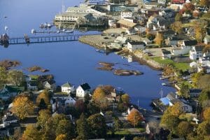 Luchtfoto van haven en dorp in Bar Harbor, Maine