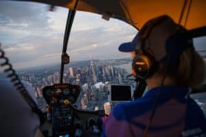 Uitzicht vanuit helikopter op Toronto en CN Tower