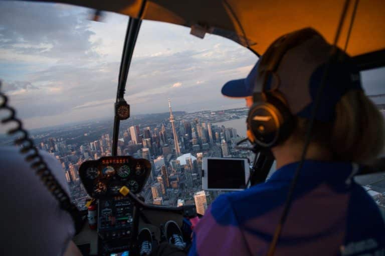 Uitzicht vanuit helikopter op Toronto en CN Tower