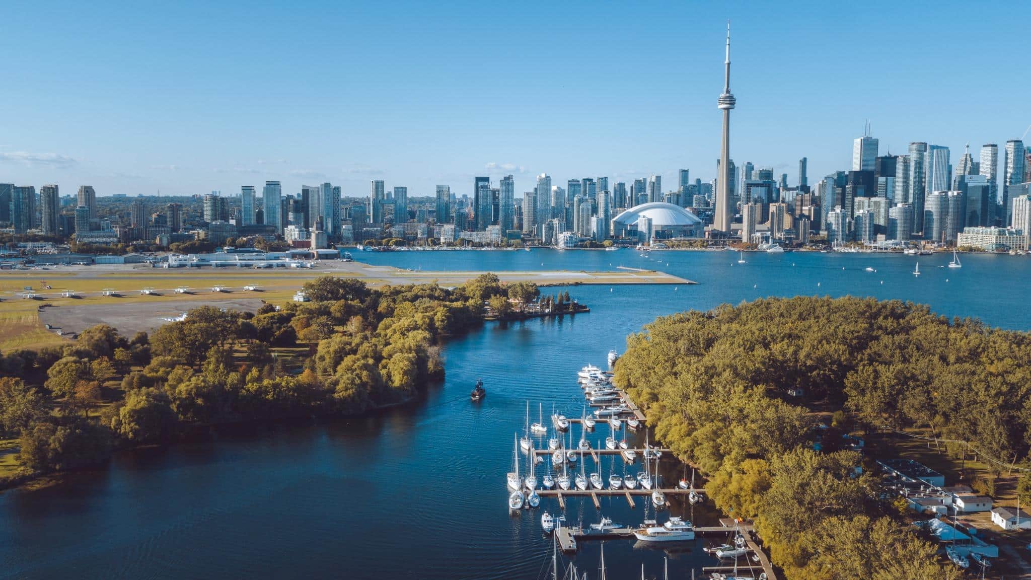 Toronto skyline met CN Tower en Rogers Centre