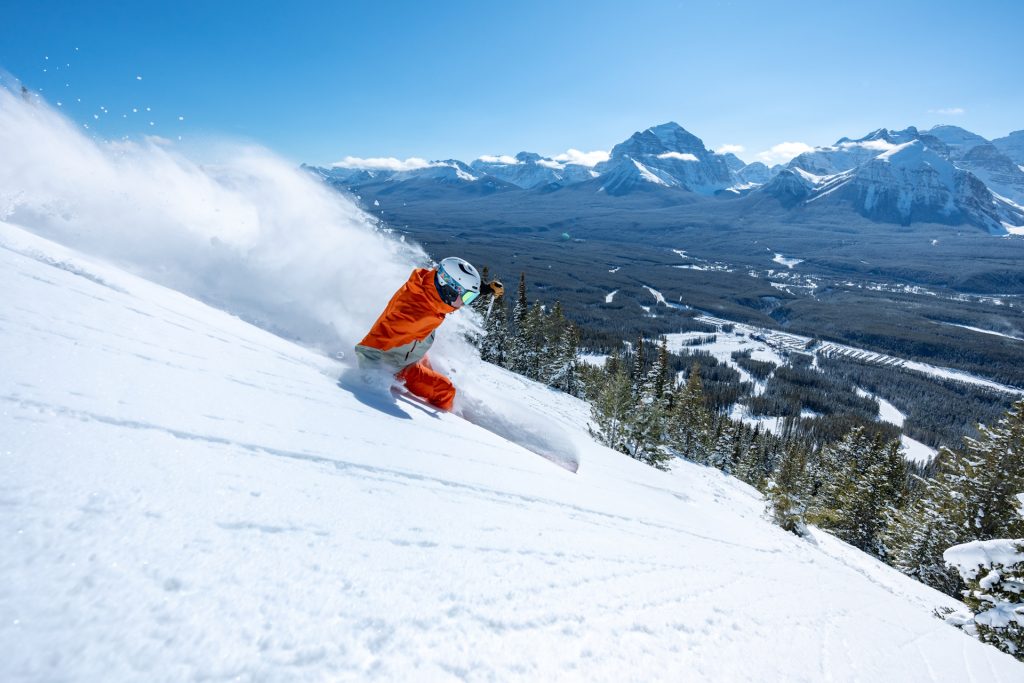 Skiër in Lake Louise Ski Resort met bergen op achtergrond