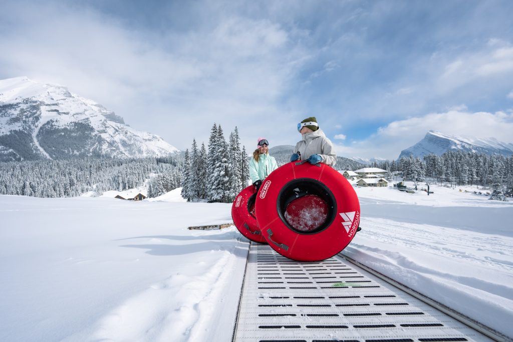 Mount Norquay bij Banff met kinderen en sneeuwbanden