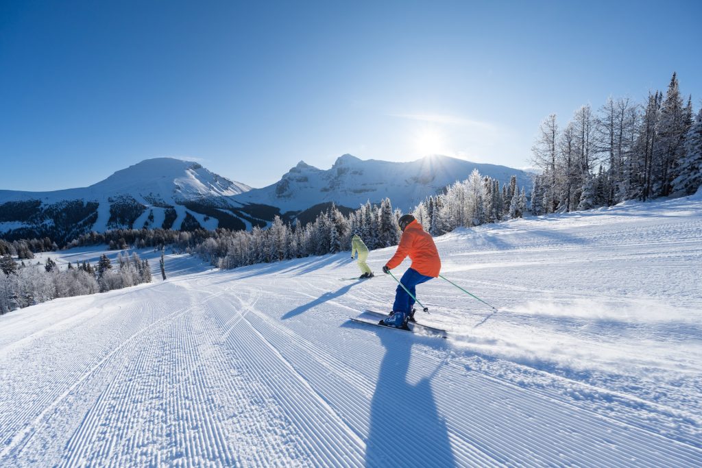 Sunshine Village bij Banff met skiërs op een besneeuwde piste