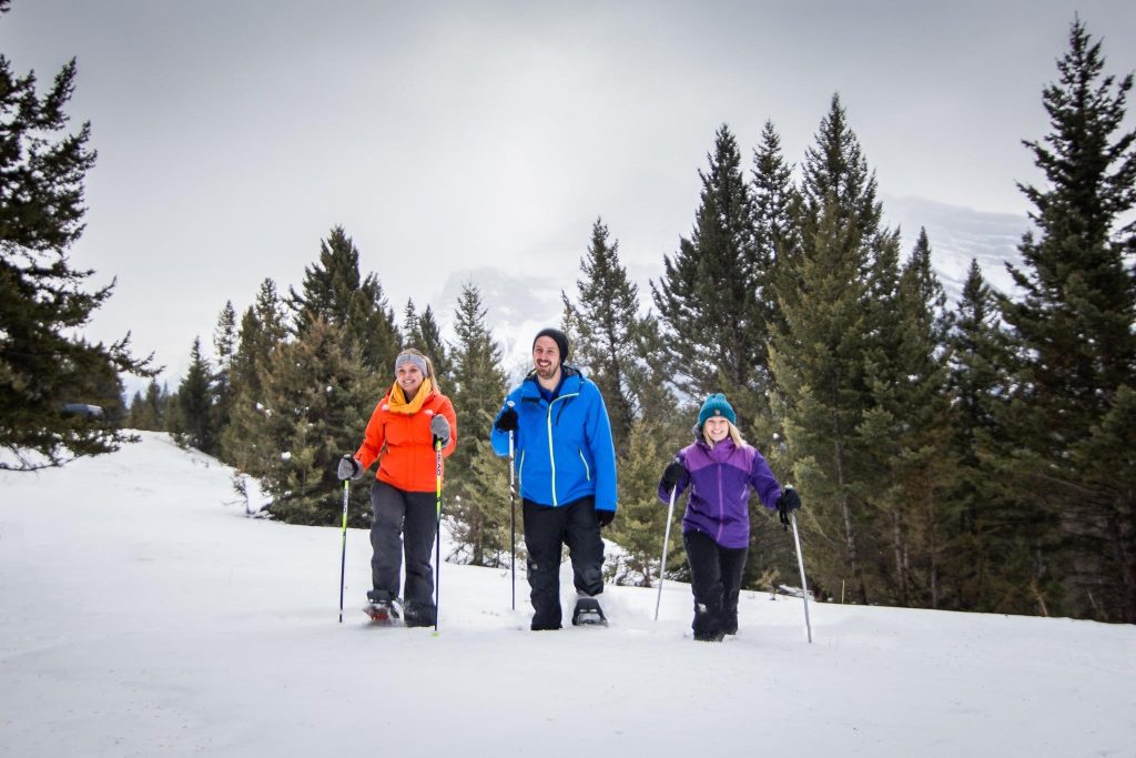 Groep wandelaars met sneeuwschoenen in Banff