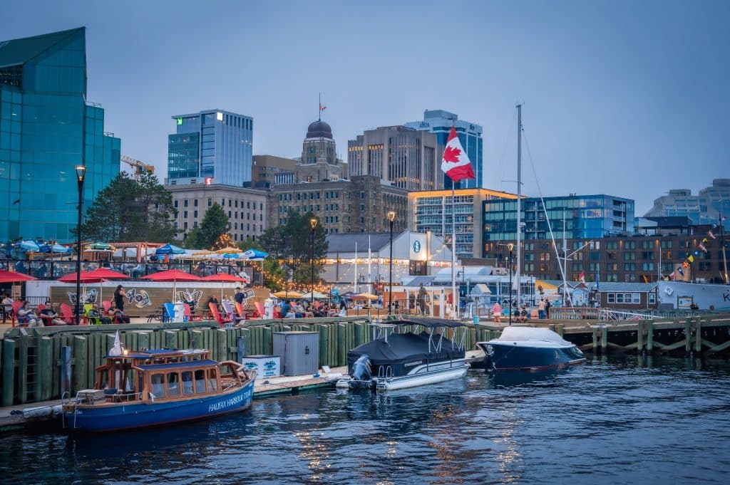Haven van Halifax met boten en een Canadese vlag