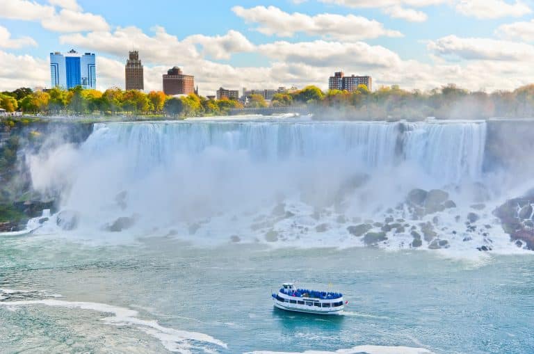 Maid of the Mist boottocht bij de Niagara Falls, New York, USA