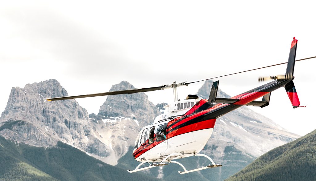Helikopter boven Canadees berglandschap met Three Sisters