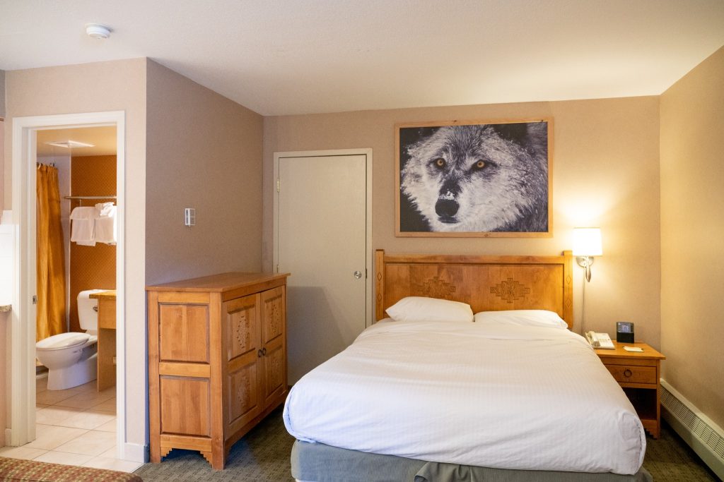 Studio in Banff Rocky Mountain Resort met queenbed en kunstwerk