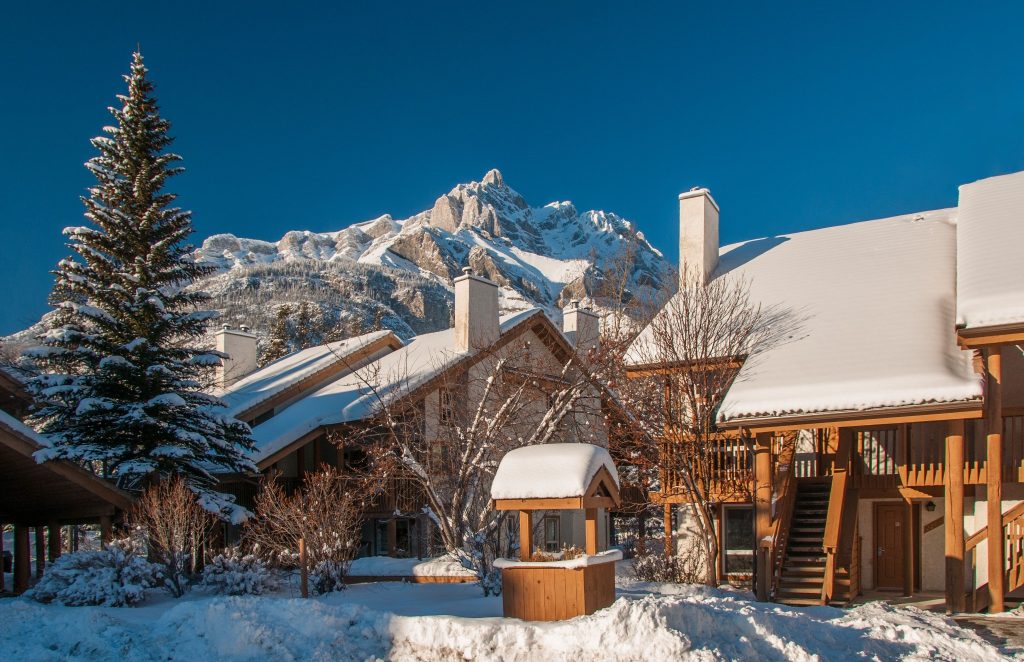 Banff Rocky Mountain Resort in de winter met bergen op achtergrond