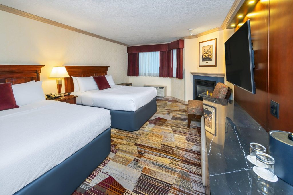 Kamer in Royal Canadian Lodge met twee bedden en open haard