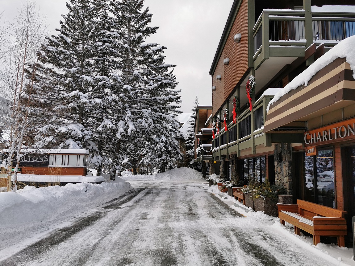 Buitenaanzicht van Charltons Banff hotel in de winter