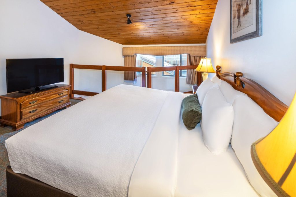 King loft suite in Charltons Banff met houten plafond