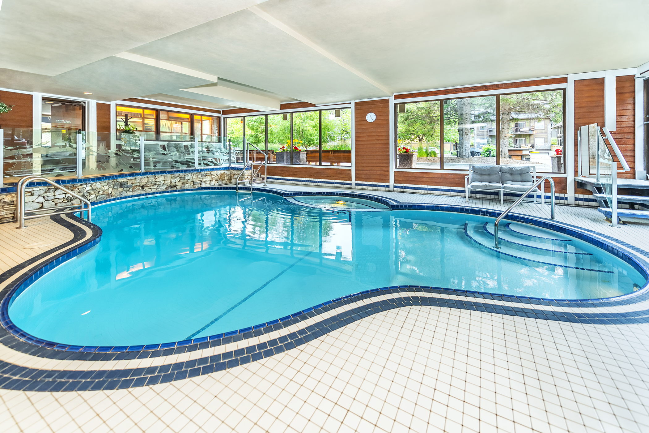 Binnenzwembad van Charltons Banff hotel