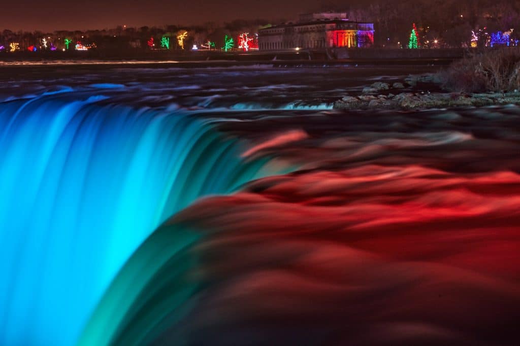 Niagara Falls verlicht in de winter