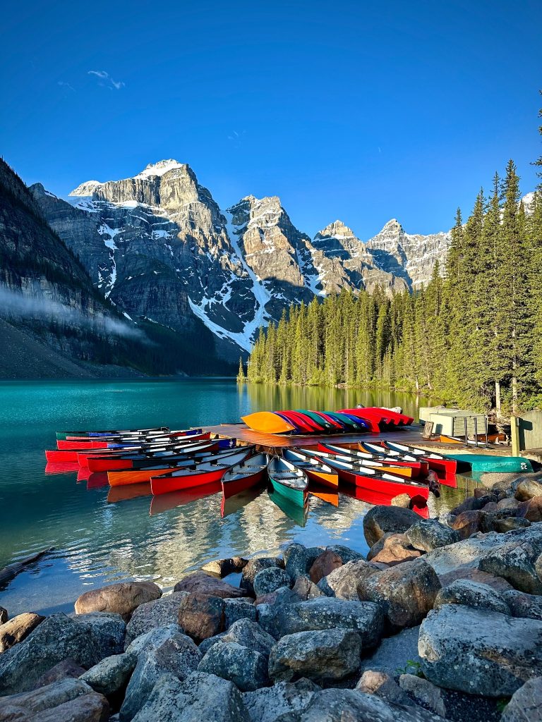 Moraine Lake in Banff met kano’s en berglandschap