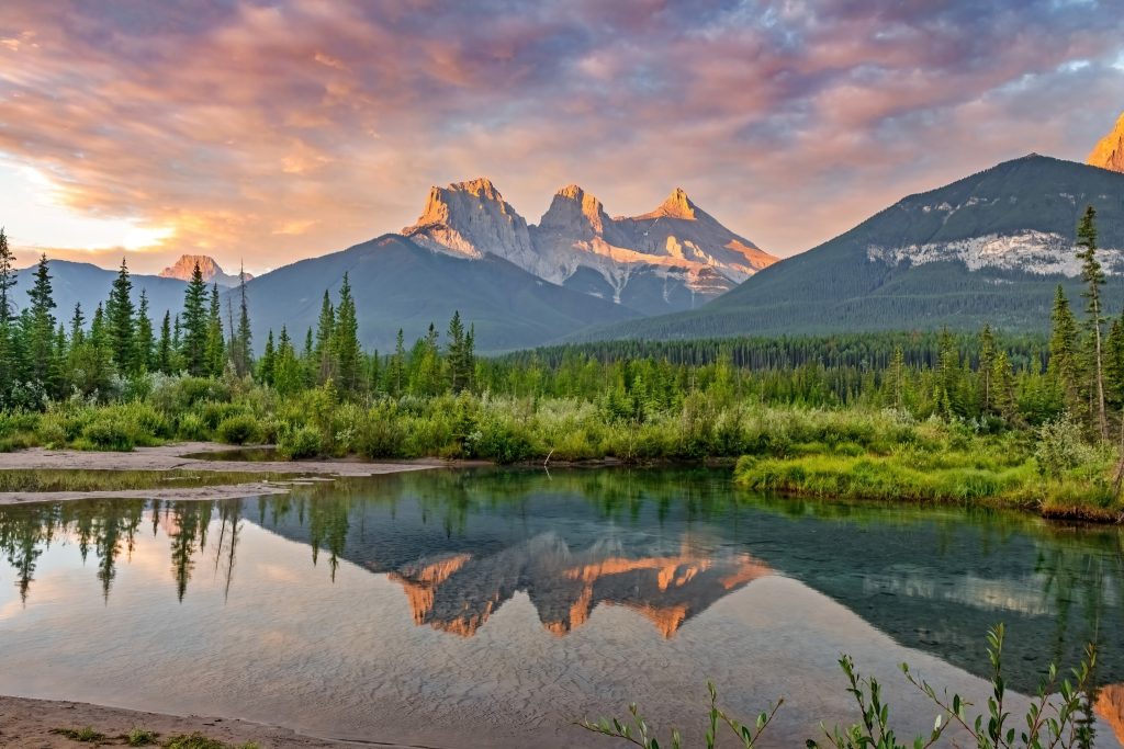 Three Sisters in Canmore met reflectie in rivier