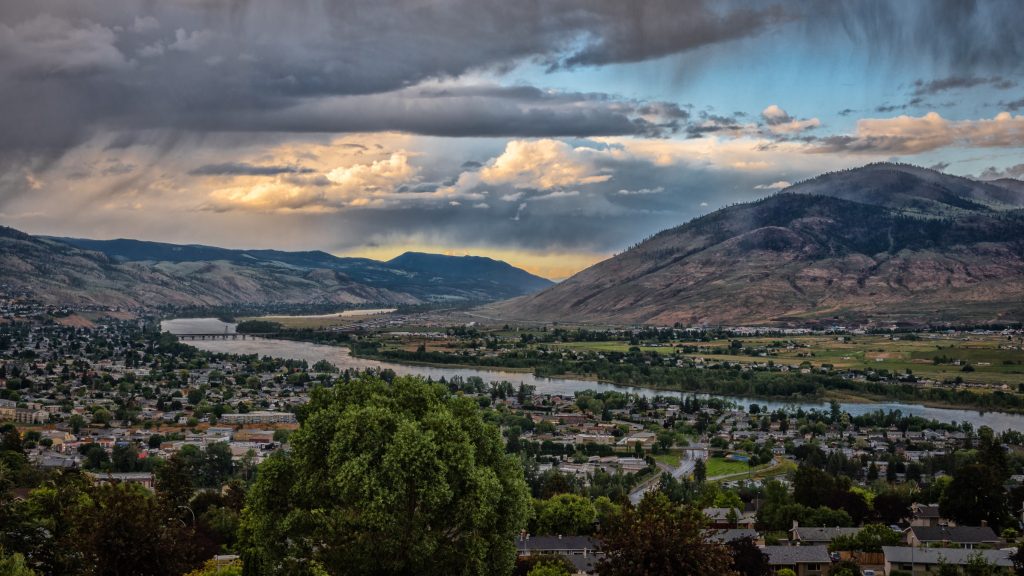 Kamloops in British Columbia met rivier en heuvels