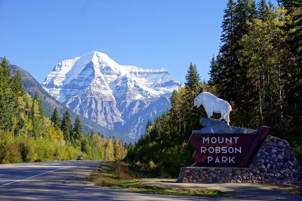 Mount Robson in British Columbia met parkbord en besneeuwde berg