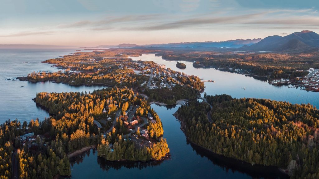 Luchtfoto van Ucluelet, Vancouver Island met kust en bossen