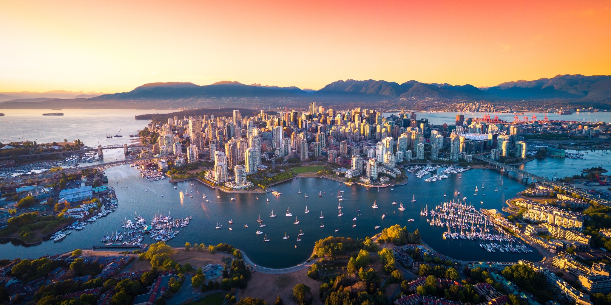 Luchtfoto van Vancouver in West-Canada met skyline en jachthaven
