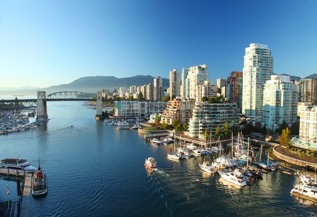 Skyline van Vancouver Canada met jachthaven en brug
