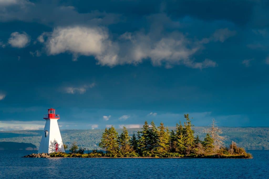 Vuurtoren bij Baddeck in Nova Scotia op klein eiland