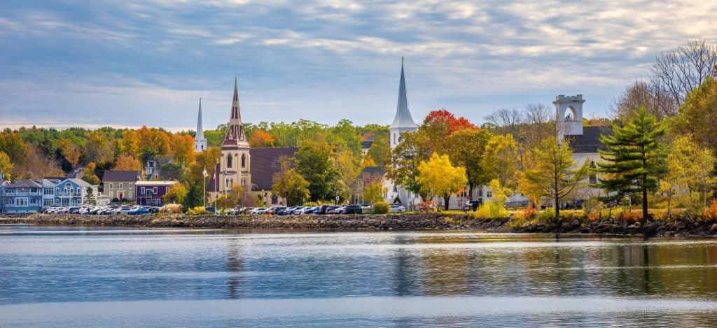 Mahone Bay Nova Scotia waterfront met kerktorens in herfstkleuren