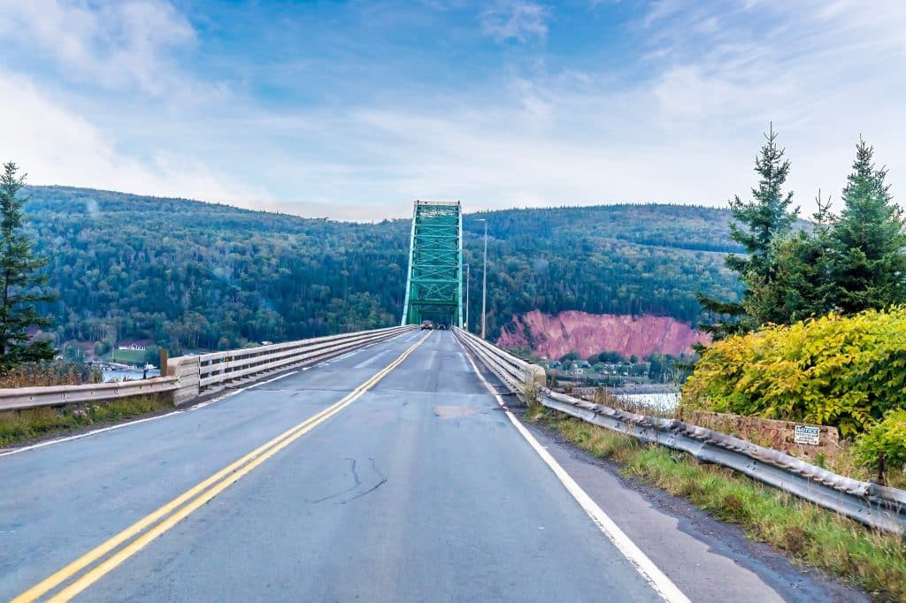 Trans-Canada 105 Nova Scotia brug met bosrijk landschap