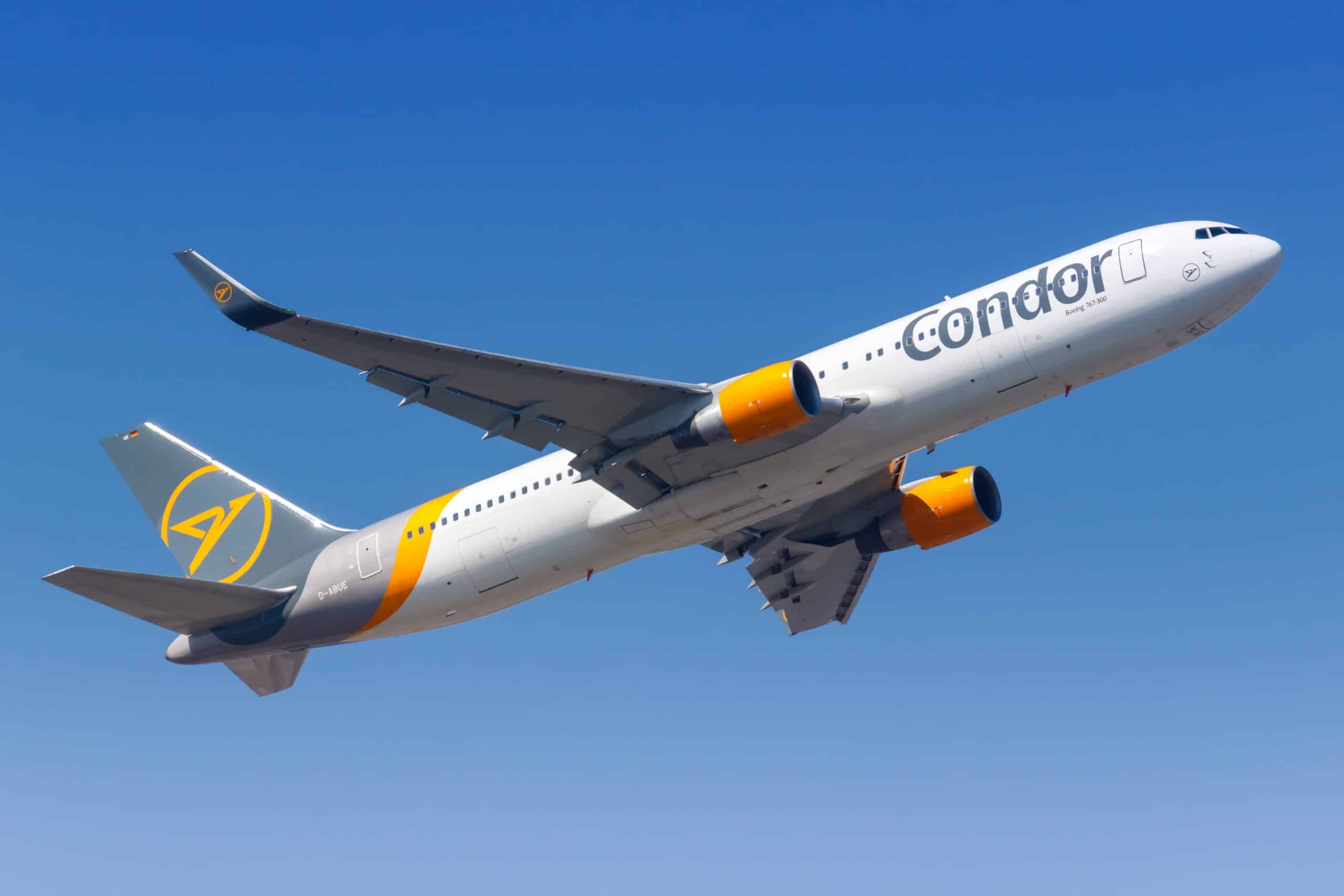 Condor-vliegtuig in blauwe lucht