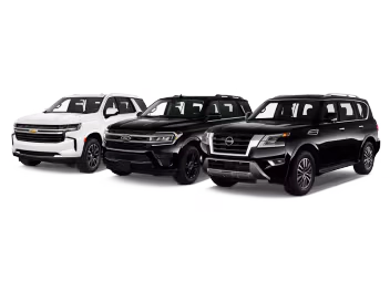 Drie fullsize SUV’s naast elkaar op een witte achtergrond