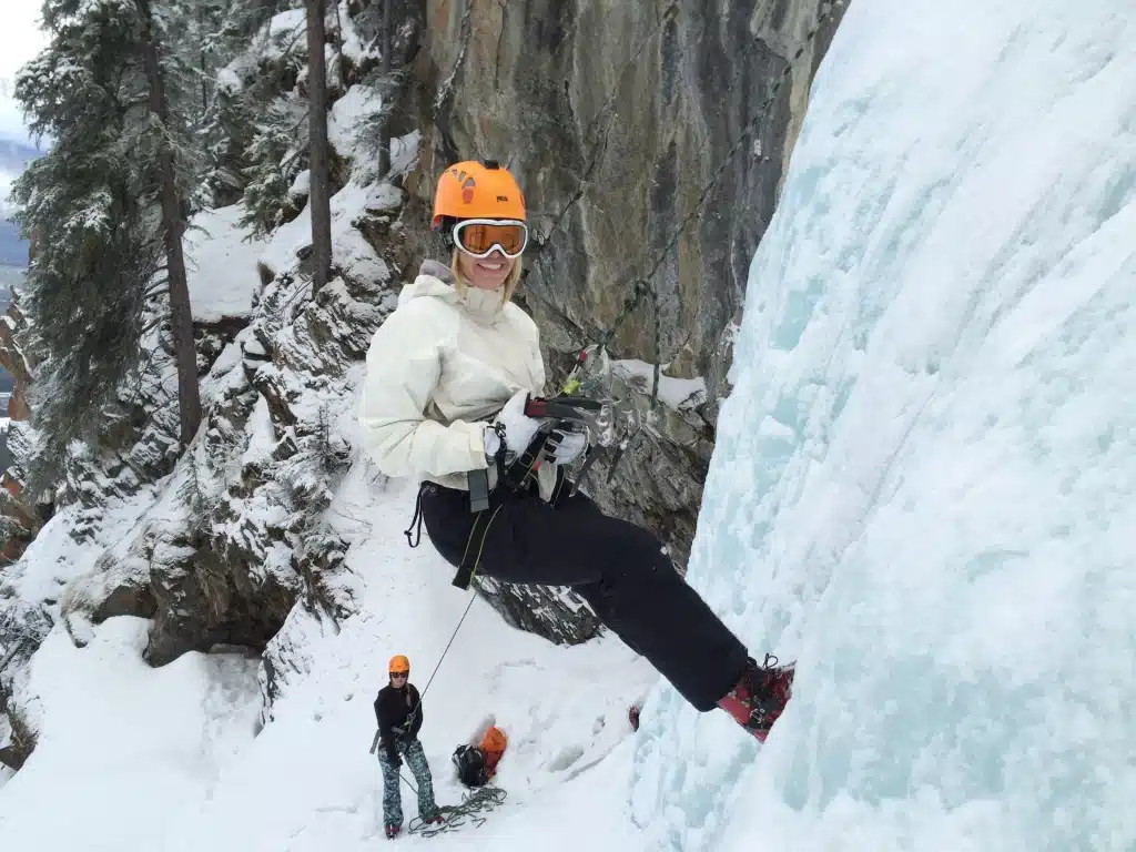 Iceclimbing bij bevroren waterval in Jasper