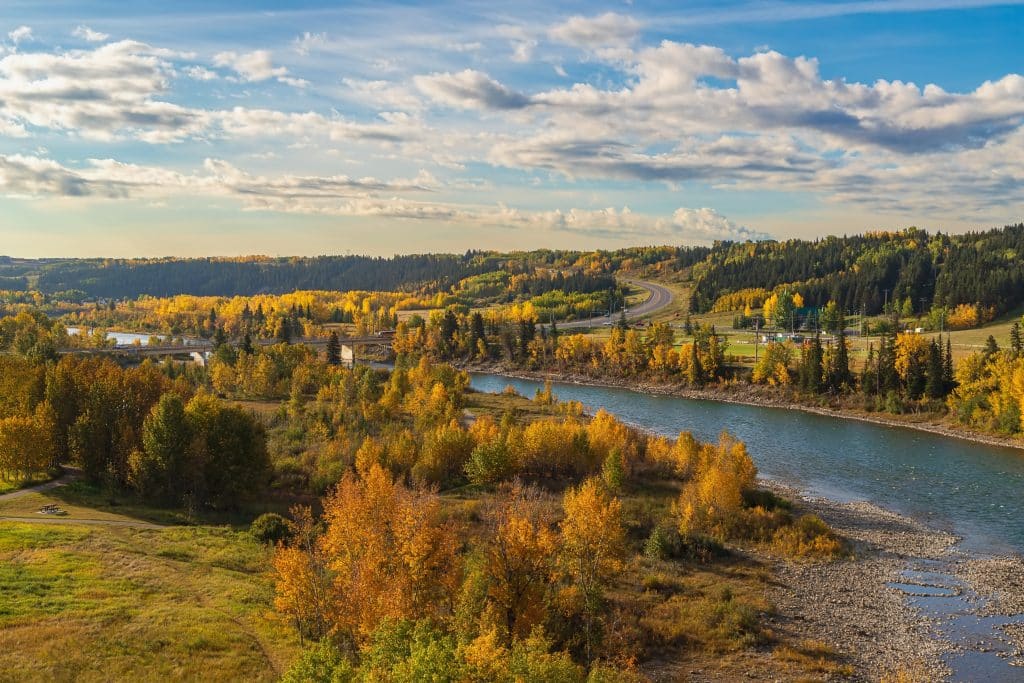 Herfstlandschap bij de Bow River in Cochrane Alberta