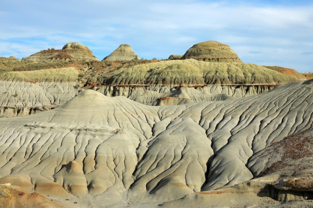 Erosielandschap en gelaagde heuvels in Dinosaur Provincial Park