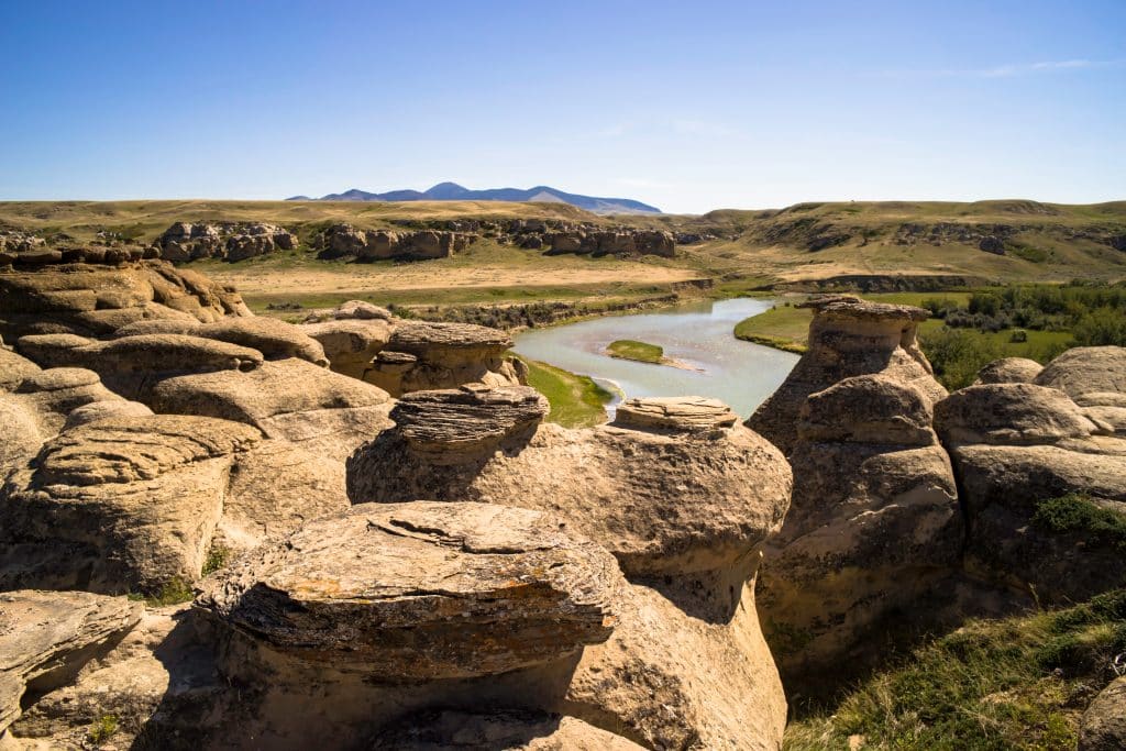 Hoodoos en rivierdal in Writing-on-Stone Provincial Park