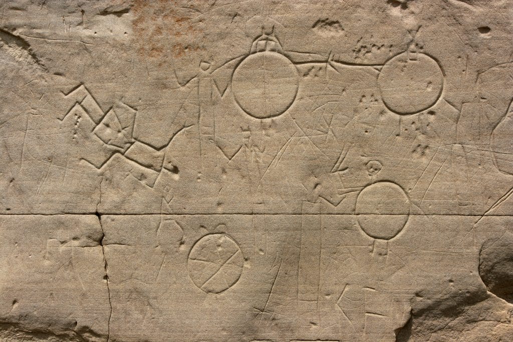 Ingehakte rotstekeningen in zandsteen in Writing-on-Stone Provincial Park