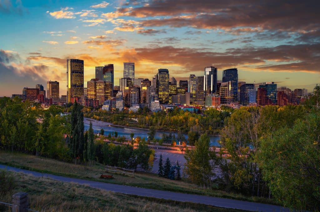 Skyline van Calgary in Alberta bij zonsondergang