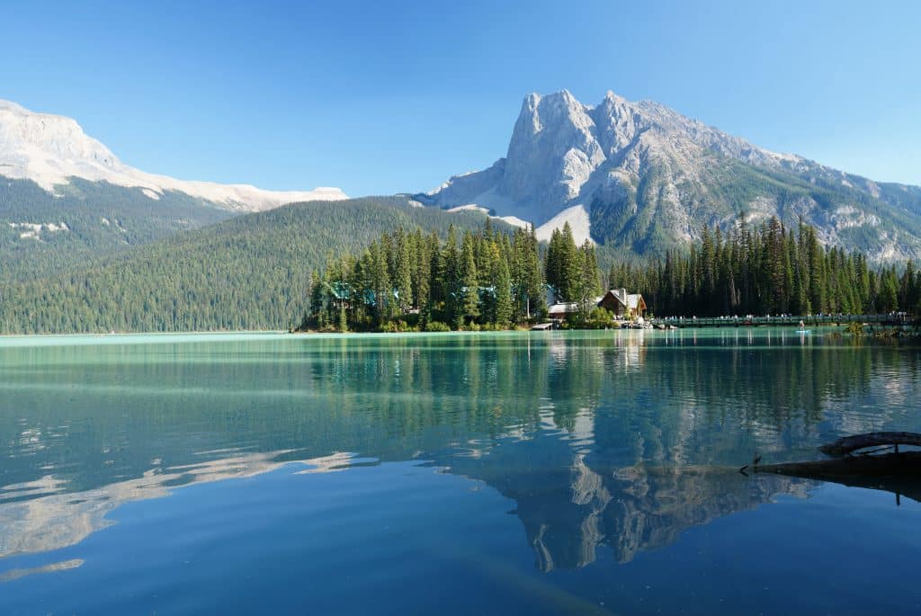 Blauw meer met bergen bij Emerald Lake in British Columbia