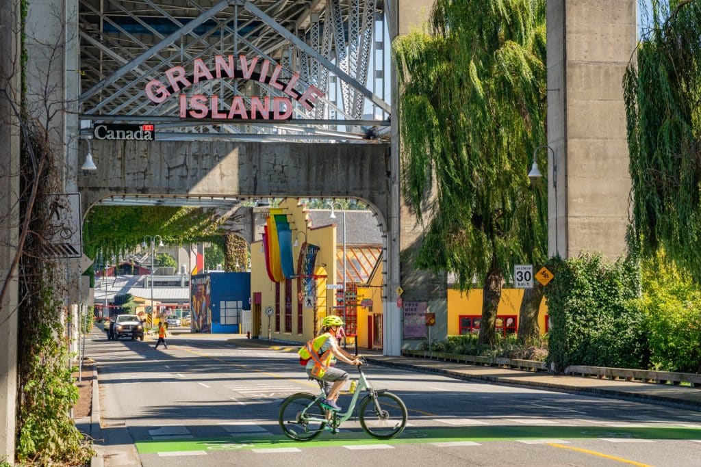 Straatbeeld bij ingang Granville Island in Vancouver