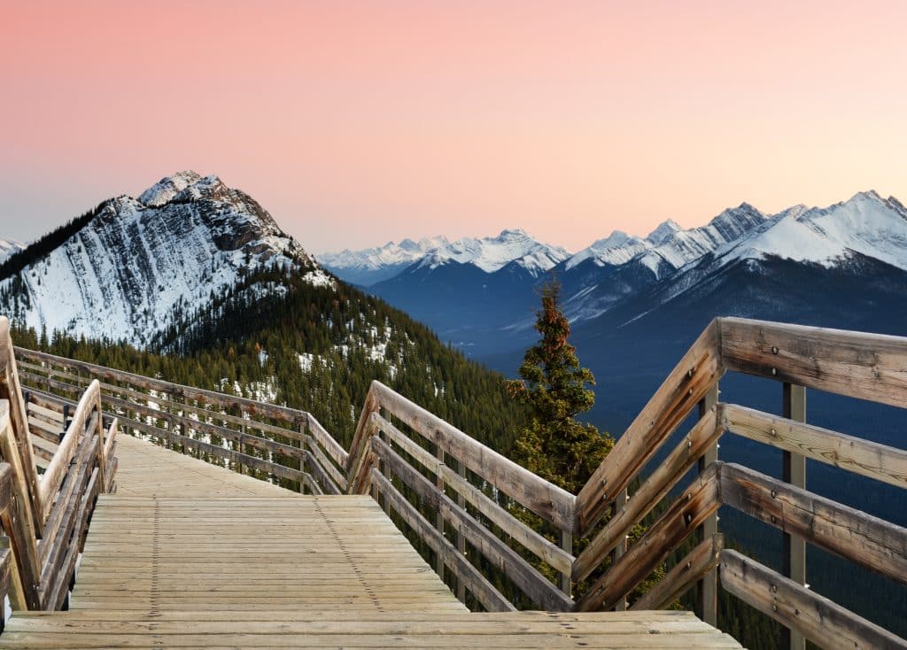 Houten boardwalk met bergzicht in Banff West Canada