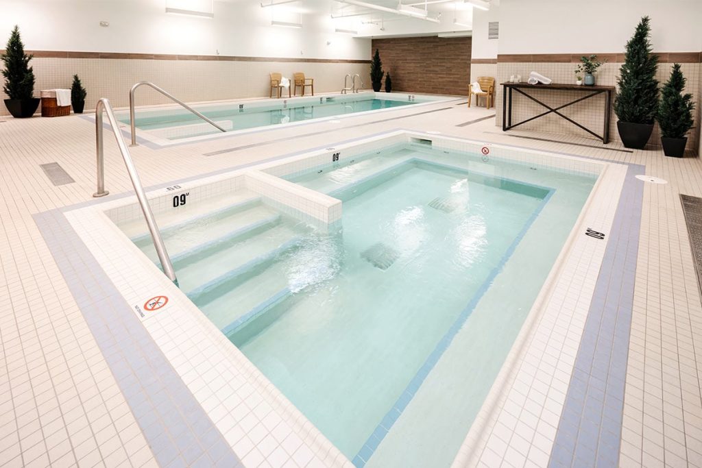 Binnenzwembad van The Crimson in Jasper