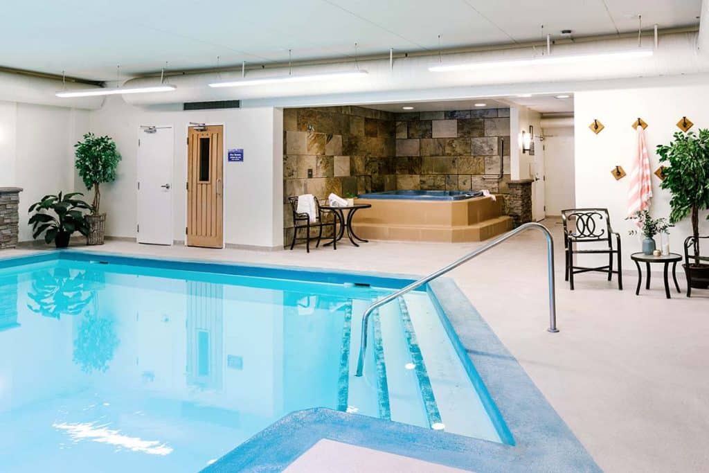 Binnenzwembad bij Lobstick Lodge in Jasper