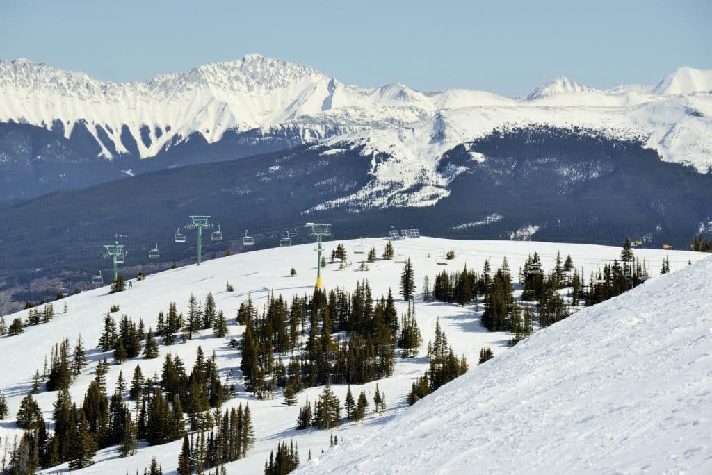 Skilift en bergpanorama bij Marmot Basin in Jasper