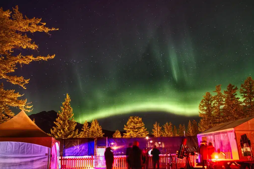 Noorderlicht boven Jasper Planetarium in Jasper