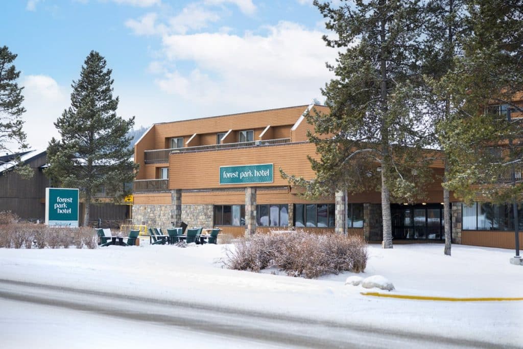 Winterexterieur van Forest Park Hotel in Jasper