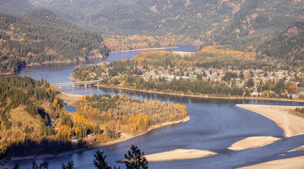 Rivierlandschap bij Hope in West Canada met beboste valleien