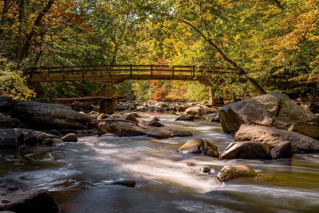 Houten brug over rivier bij Rock Creek in West Canada