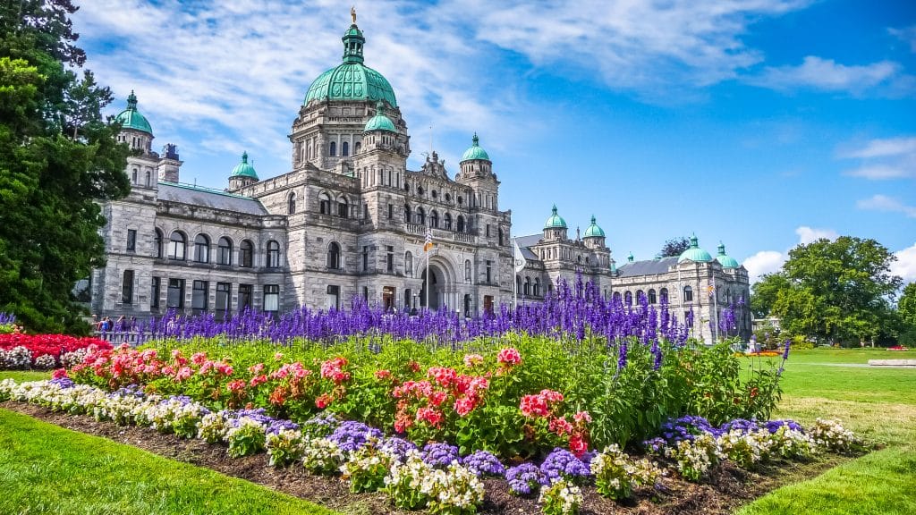 Parlementsgebouw in Victoria met kleurrijke bloementuin